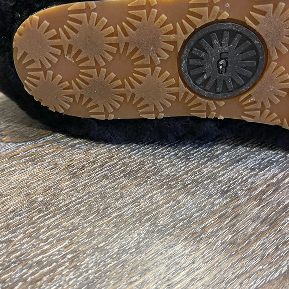 Ugg Black Fuzzy Sandals/Slippers-Sz-6 - Picture 5 of 9